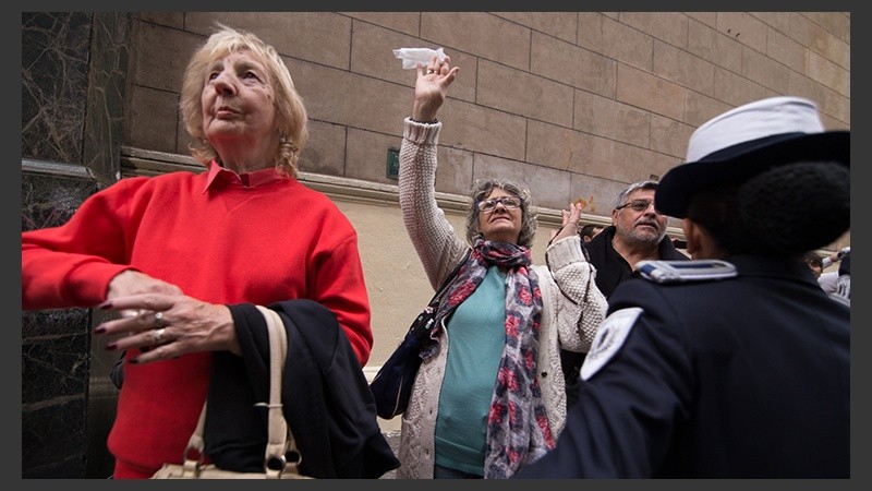 Los fieles saludando a la Virgen en su día.