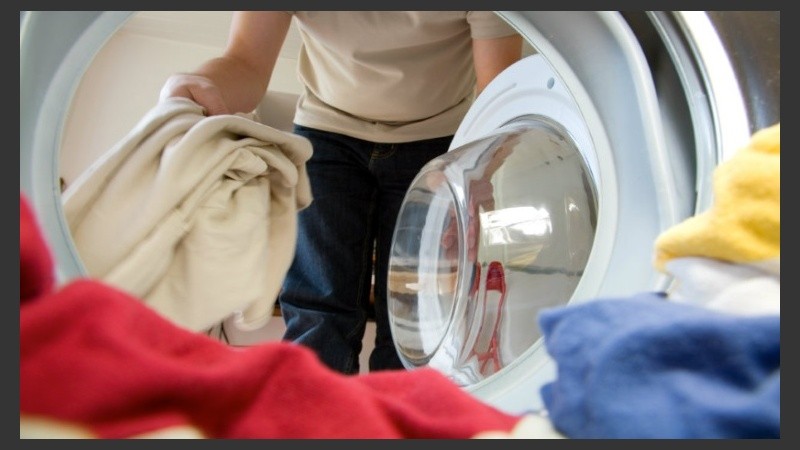 Por lo general, en el tambor giratorio del lavarropas ponemos prendas de vestir y trapos varios.