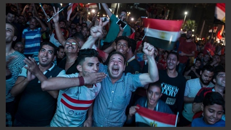 Miles de fanáticos egipcios festejaron en las calles.
