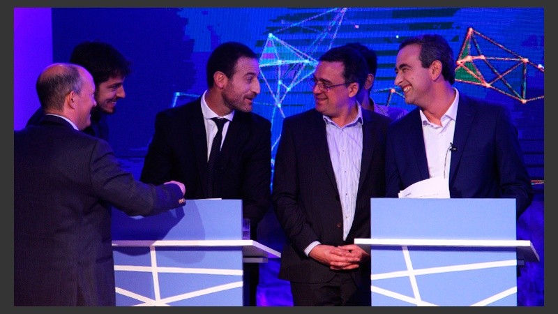 Candidatos distendidos cuando las cámaras se apagaban.