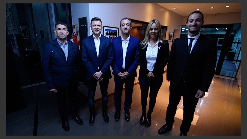 Los candidatos posando para la foto en los pasillos de Televisión Litoral.