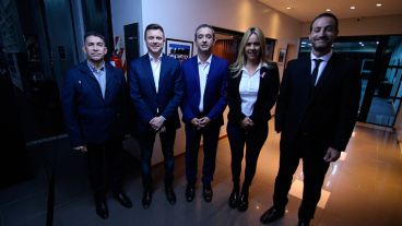 Los candidatos posando para la foto en los pasillos de Televisión Litoral.
