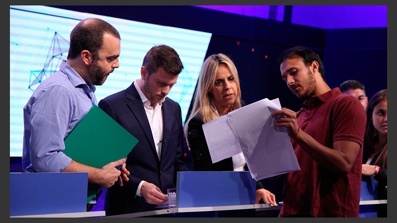 Uno de los productores del debate coordinando la salida al aire.