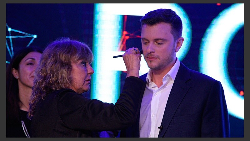 Roy también se maquilló durante el corte.