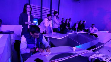 Asistentes y periodistas detrás de las cámaras.