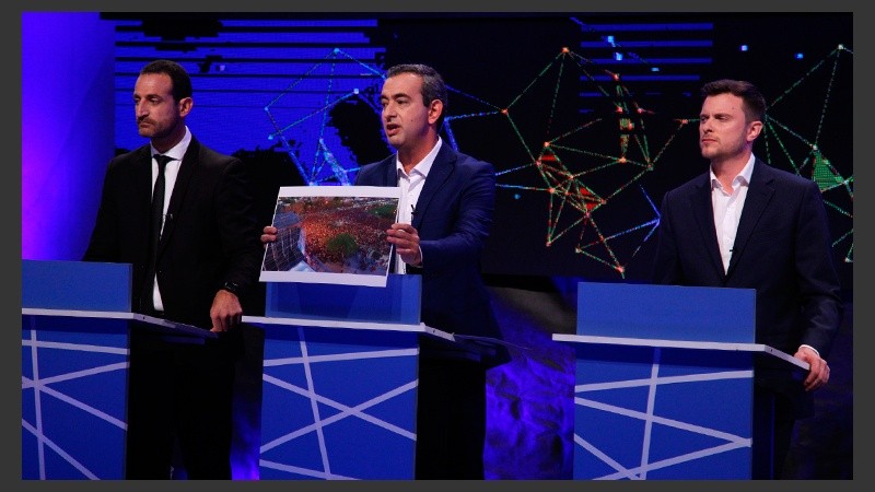 Los candidatos utilizaron diversos carteles durante el debate.