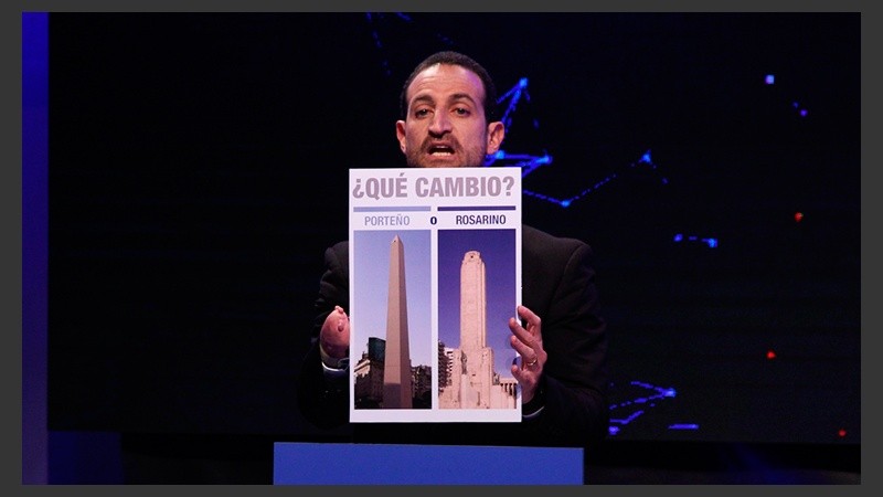 Los candidatos utilizaron diversos carteles durante el debate.