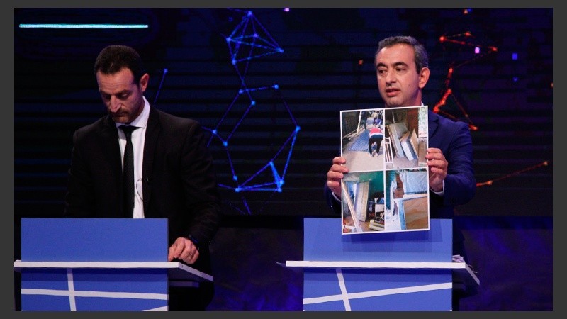 Los candidatos utilizaron diversos carteles durante el debate.