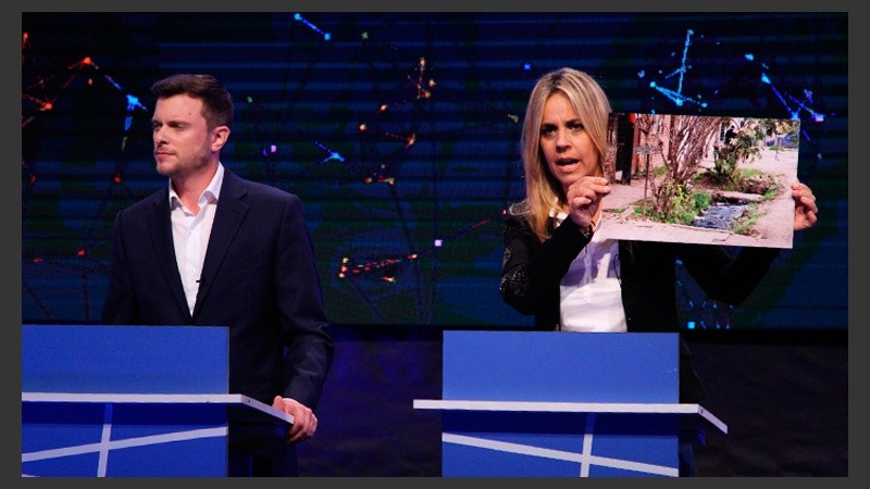 Los candidatos utilizaron diversos carteles durante el debate.