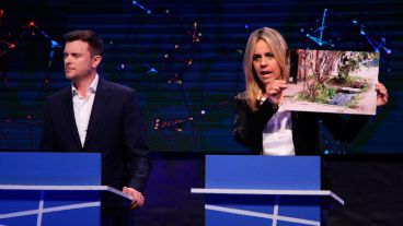 Los candidatos utilizaron diversos carteles durante el debate.