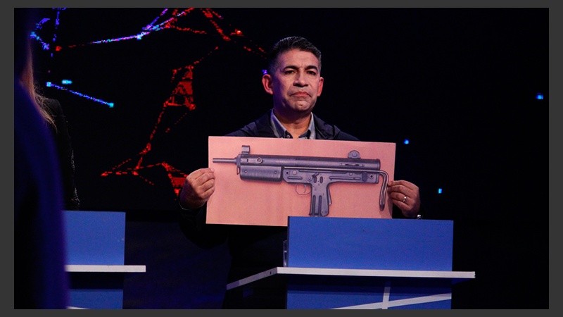 Los candidatos utilizaron diversos carteles durante el debate.