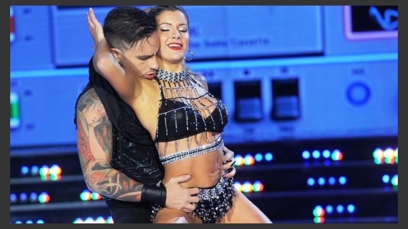 Bailes calientes acercaron a la pareja. 
