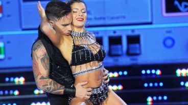 Bailes calientes acercaron a la pareja.