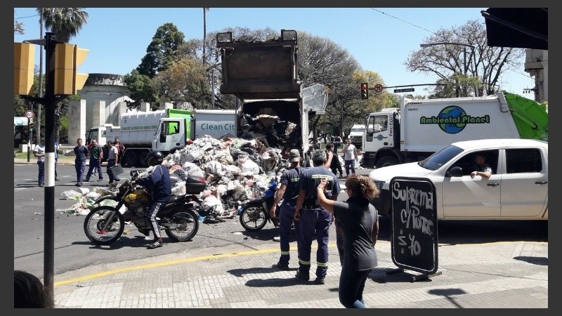 Al menos seis montículos de residuos sobre el pavimento.