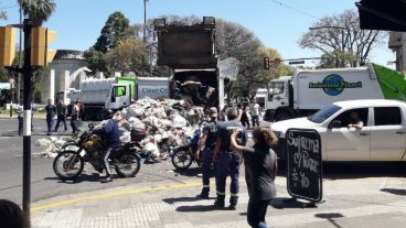 Los manifestantes arrojaron basura a la vía pública el pasado lunes.