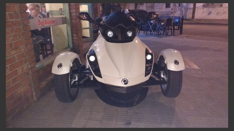 El triciclo estacionado sobre la vereda del bar de Rodríguez y 9 de Julio. 