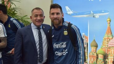 Luis Juez y Lionel Messi en Ecuador.
