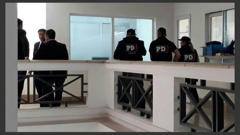 El despliegue de la PDI dentro de la Municipalidad de la capital provincial.