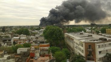 El siniestro se percibió desde diferentes zonas de Rosario.