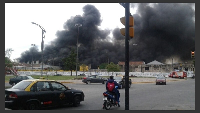 Más allá del fuego, asustó la densidad del humo negro.
