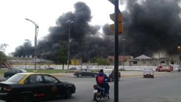 Más allá del fuego, asustó la densidad del humo negro.