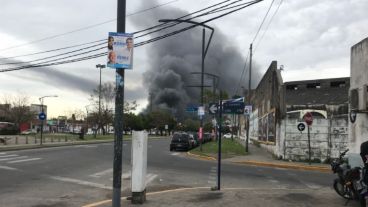 Más allá del fuego, asustó la densidad del humo negro.