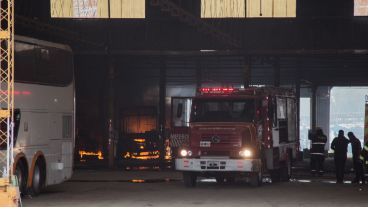 Algunas unidades ardieron dentro del galpón.