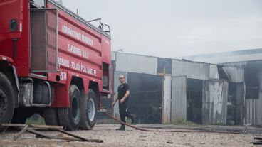Los bomberos combatieron las llamas dentro del galpón.