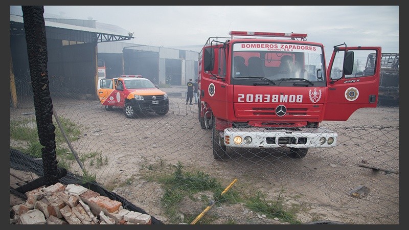 Los bomberos en los galpones de la ex empresa Monticas este martes.