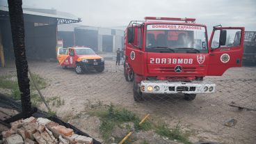 Los bomberos en los galpones de la ex empresa Monticas este martes.