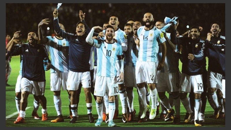 Messi encabeza el festejo de Argentina, que va al Mundial.