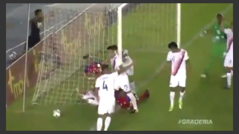 La pelota está afuera, nadie lo grita pero el juez dio el gol.