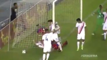 La pelota está afuera, nadie lo grita pero el juez dio el gol.