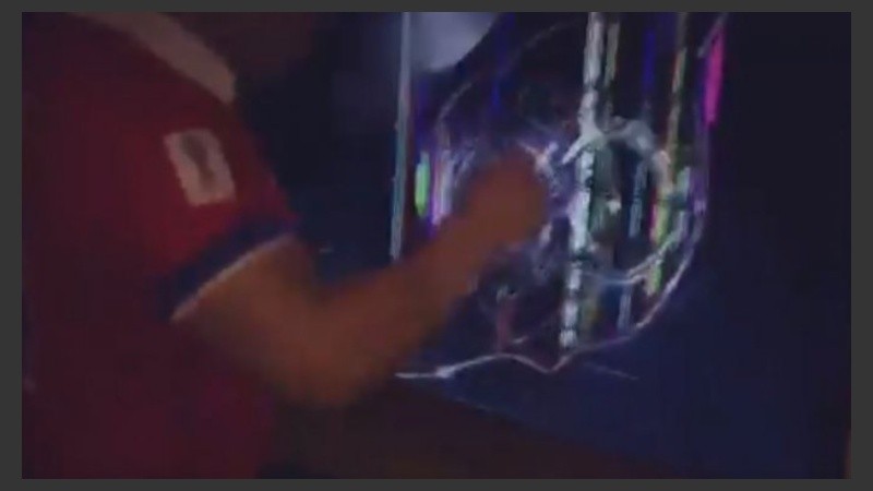 El hincha al momento de romper el televisor.