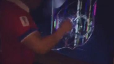 El hincha al momento de romper el televisor.