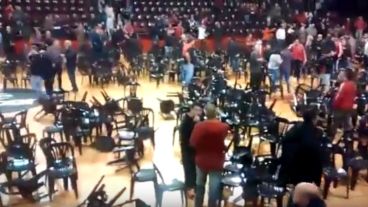 Sillas por el piso y socios intentando escapar del violento momento.