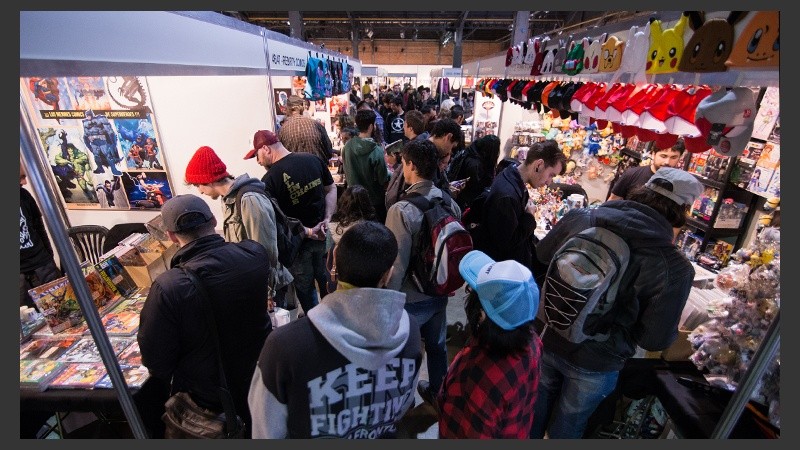 Mucha gente asistió al día inaugural en los galpones del CEC.