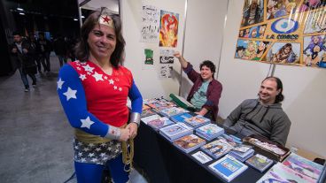 Distintos fanáticos del comic se pueden ver disfrazados en los distintos espacios de la convención.