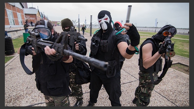 Unos jóvenes disfrazados para la ocasión.