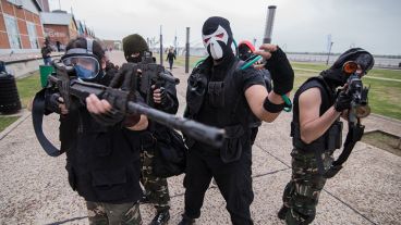 Unos jóvenes disfrazados para la ocasión.