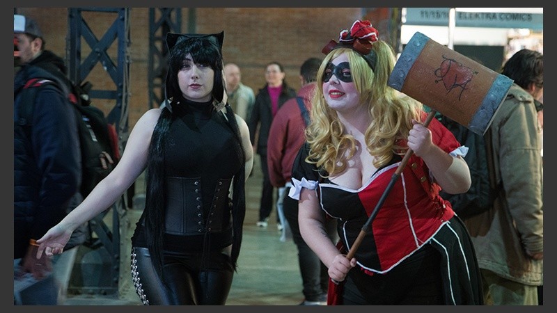 Dos mujeres disfrazadas posan ante la cámara. Hasta el domingo se podrá disfrutar del evento.