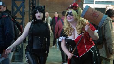 Dos mujeres disfrazadas posan ante la cámara. Hasta el domingo se podrá disfrutar del evento.