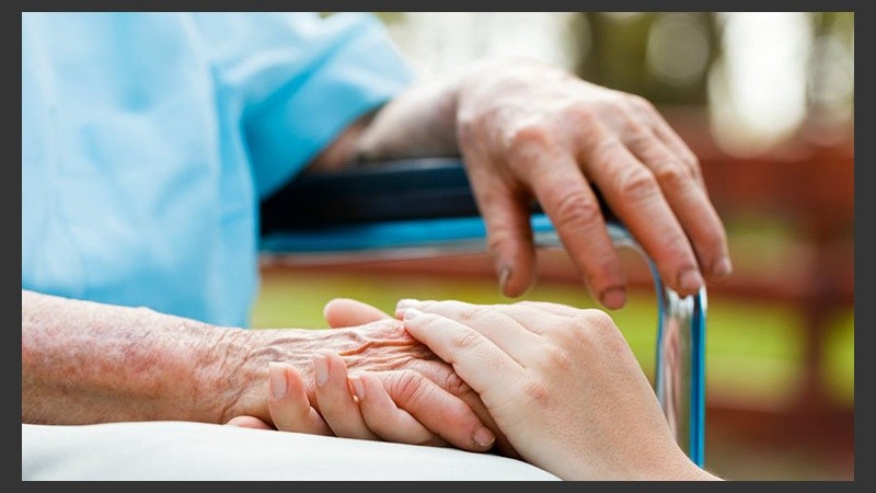 Mantener bajo control la presión arterial y el colesterol resulta clave para evitar la demencia.