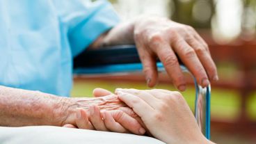 Mantener bajo control la presión arterial y el colesterol resulta clave para evitar la demencia.