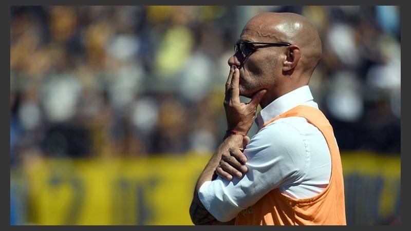 El uruguayo no logró revertir la imagen en el Gigante.