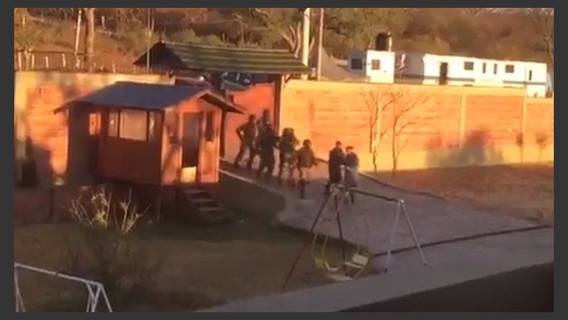 El momento del ingreso de los policías para llevarse a Sala sin notificación a la defensa.