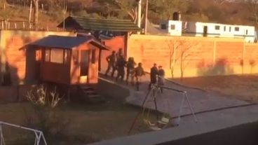 El momento del ingreso de los policías para llevarse a Sala sin notificación a la defensa.