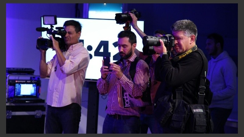 Postales del estudio, tanto al aire como en la trastienda.