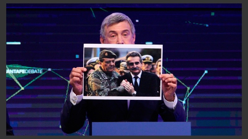 Postales del estudio, tanto al aire como en la trastienda.