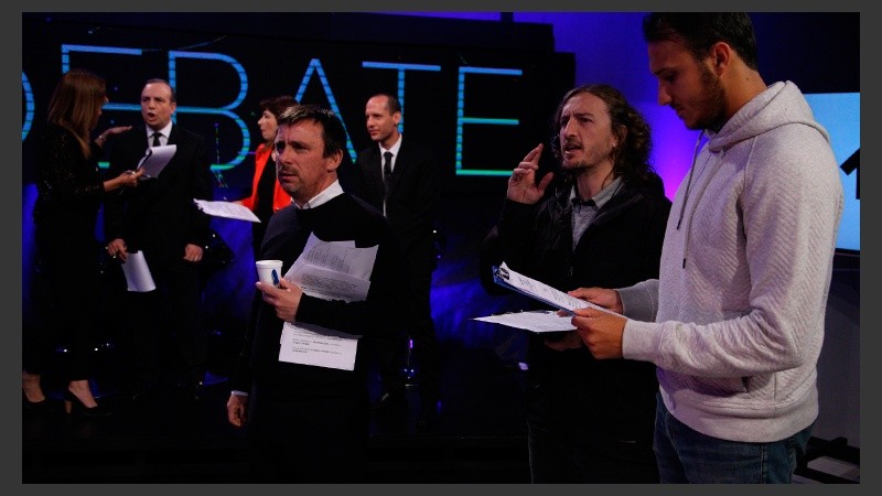 Postales del estudio, tanto al aire como en la trastienda.